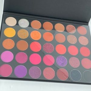 Beautiful pigmented eye shadow palette. New